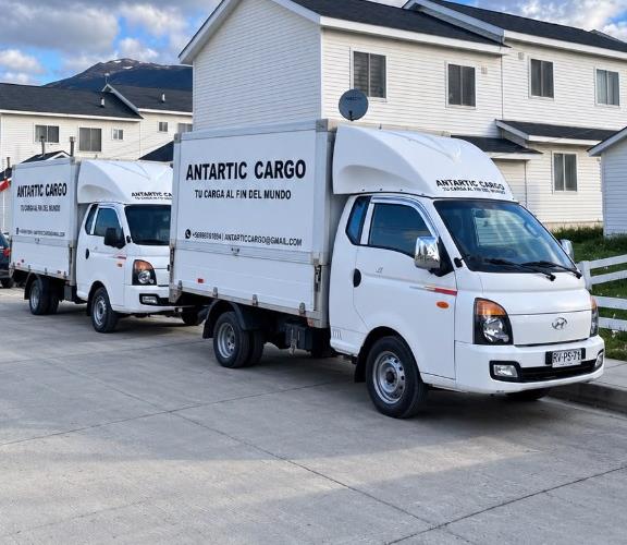 Camiones de Antartic Cargo con el slogan Tu Carga al Fin del Mundo en Puerto Williams