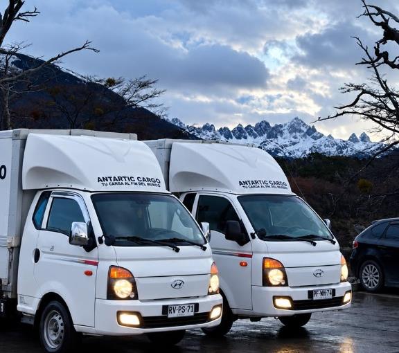 Camiones Hyundai Porter II de Antartic Cargo frente a los Dientes de Navarino